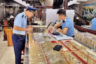 Đội Quản lý thị trường số 4 kiểm tra một cửa hàng kinh doanh vàng trang sức trên địa bàn thành phố Móng Cái.