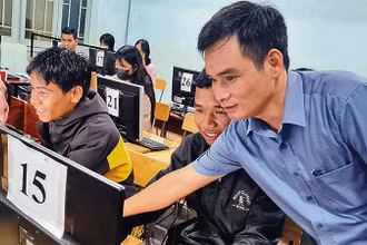 Các học viên thuộc diện hộ nghèo, đồng bào dân tộc thiểu số trên địa bàn huyện Đăk G’long tham gia lớp Tin học văn phòng.