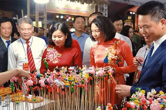 Sản phẩm tò he của những nghệ nhân xã Phượng Dực đã trở nên thân quen với nhiều người.