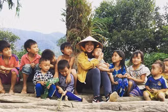 Thời gian qua, học và làm theo tấm gương đạo đức Hồ Chí Minh, nhiều thầy cô giáo tuổi đời còn rất trẻ nhưng không quản ngại khó khăn, quyết tâm mang con chữ đến với học trò vùng cao. Trong ảnh: Cô Nguyễn Vân Nhi, giáo viên Trường phổ thông dân tộc bán trú Trung học cơ sở Tô Hiệu (xã Cư San, huyện M' Đrăk, tỉnh Đắk Lắk) và các học sinh.