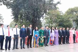 Đoàn đại biểu Ủy ban Mặt trận Tổ quốc Việt Nam thành phố Hà Nội dâng hoa tại Tượng đài Bác Hồ - Bác Tôn