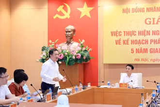 Trưởng ban Đô thị, Hội đồng nhân dân thành phố Đàm Văn Huân trao đổi về tiến độ thực hiện Kế hoạch đầu tư công trung hạn 5 năm 2021-2025.