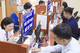 Người nộp thuế giao dịch tại Chi cục Thuế quận Ba Đình. (Ảnh: ĐỖ TÂM)