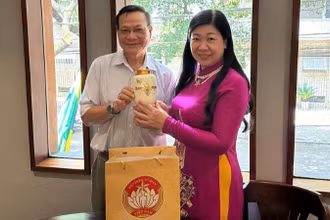 Chủ tịch Ủy ban Mặt trận Tổ quốc Việt Nam thành phố Hà Nội Nguyễn Lan Hương tặng quà ông Nguyễn Văn Nghĩa - Việt kiều sinh sống và làm việc tại Rio de Janeiro.