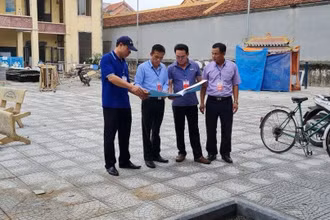 Các thành viên Ban Thanh tra nhân dân, Ban Giám sát đầu tư của cộng đồng thôn Đoài, xã Kim Nỗ, huyện Đông Anh, giám sát thi công nhà văn hóa.