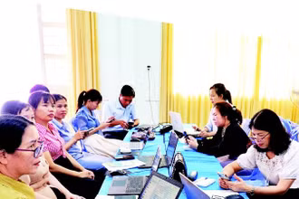 1- Các thầy, cô giáo phân thành từng nhóm để triển khai các nội dung trong chương trình tập huấn.