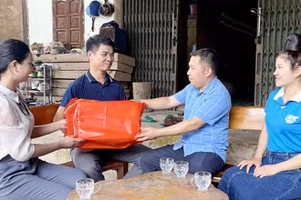 Công đoàn cơ sở xã Chiềng Bằng, huyện Quỳnh Nhai (Sơn La) thăm hỏi, tặng quà đoàn viên có hoàn cảnh khó khăn.