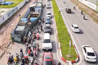 Một “lô cốt” gây ảnh hưởng giao thông trên đường Vũ Trọng Khánh, quận Hà Ðông.