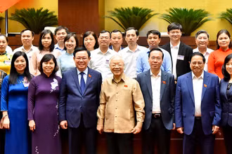 Tổng Bí thư Nguyễn Phú Trọng, Chủ tịch nước Võ Văn Thưởng, Thủ tướng Phạm Minh Chính, Chủ tịch Quốc hội Vương Ðình Huệ với các đại biểu tại phiên họp. (Ảnh MỸ HÀ)