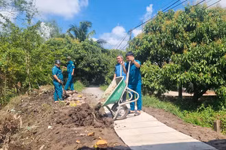 Lực lượng tại chỗ xã Ðồng Phú, huyện Long Hồ, tỉnh Vĩnh Long gia cố lại điểm sạt lở xảy ra vào đêm 5/10/2024.