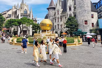 Du khách quốc tế tham quan Bà Nà Hills (Ðà Nẵng).