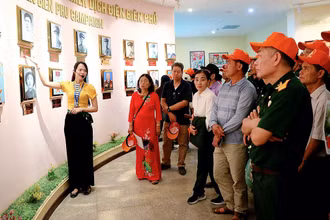Thuyết minh viên Nguyễn Việt Hằng hướng dẫn du khách tham quan Bảo tàng Chiến thắng lịch sử Ðiện Biên Phủ.
