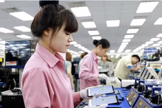 Sản xuất hàng tại Công ty TNHH Ðiện tử Samsung Vina. (Ảnh Quang Huy)