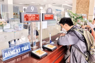 Người nộp thuế làm thủ tục khai thuế tại Cục Thuế Thành phố Hồ Chí Minh. 