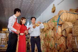 Agribank Ðồng Tháp đồng hành cùng doanh nghiệp xuất khẩu sản phẩm thủ công mỹ nghệ làm từ cây lục bình.
