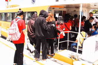 Tuyến buýt đường sông Sài Gòn Waterbus thu hút đông đảo du khách. (Ảnh THẾ ANH)