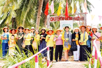 Khách đến tham quan, trải nghiệm tại Cồn Hô, xã Ðức Mỹ, huyện Càng Long, tỉnh Trà Vinh.