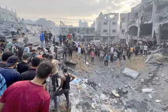 Vụ không kích trại tị nạn ở Gaza gây thương vong lớn. (Ảnh REUTERS)