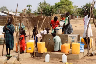 Người tị nạn Sudan lấy nước tại một trại tị nạn ở Nam Sudan. (Ảnh REUTERS)