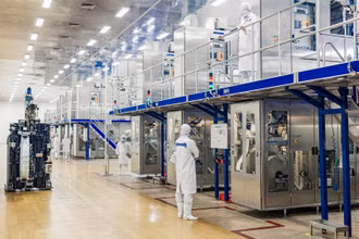 Vinamilk có nhiều sản phẩm Halal đáp ứng đầy đủ tiêu chí, yêu cầu của thị trường Hồi giáo. Trong ảnh: Dây chuyền sản xuất hiện đại tại Nhà máy sữa Vinamilk. (Ảnh HOÀNG SƠN)