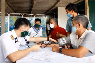 Quân y Vùng 4 Hải quân khám, chữa bệnh cho ngư dân tại thị xã Hoài Nhơn, tỉnh Bình Ðịnh. (Ảnh ÐỨC THU)