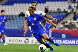 Pha tranh bóng giữa cầu thủ U23 Thái Lan (áo xanh) và U23 Iraq.