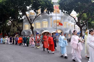Nhiều bạn trẻ diễu hành trong trang phục cổ tại Lễ hội Áo dài Du lịch Hà Nội năm 2023.