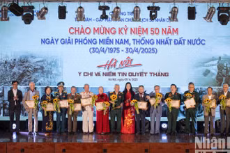 Đồng chí Bạch Liên Hương, Giám đốc Sở Văn hóa và Thể thao Hà Nội cùng Giám đốc Bảo tàng Hà Nội Nguyễn Tiến Đà trao giấy chứng nhận và tặng hoa cho các đại biểu.