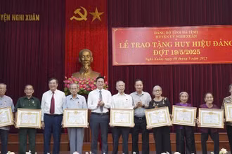 Huyện ủy Nghi Xuân (Hà Tĩnh) trao tặng Huy hiệu Đảng dịp 19/5/2025 cho các đảng viên trên địa bàn.