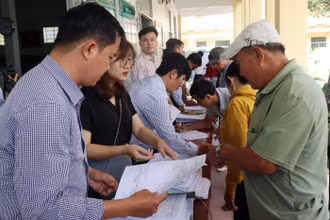 Người dân xã Tân Bửu, huyện Bến Lức (Long An) làm thủ tục nhận tiền bồi thường, giải phóng mặt bằng.