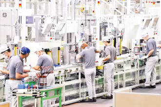 Công nhân sản xuất tại một doanh nghiệp trong khu công nghiệp ở Đồng Nai.