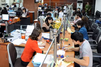 Khách hàng giao dịch tại Ngân hàng Nông nghiệp và Phát triển nông thôn Việt Nam (Agribank). (Ảnh TRẦN HẢI)