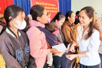 Những món quà tình nghĩa làm ấm lòng người dân mỗi dịp Tết đến, Xuân về.