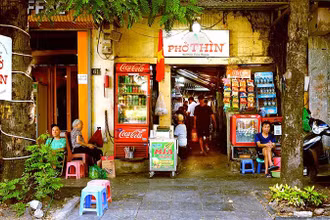 Với vẻ bề ngoài giản dị, nhưng nhiều thương hiệu phở nổi tiếng lại chứa tinh hoa ẩm thực Hà Nội.