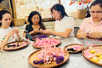 Dự án "Biến phụ phẩm cây trồng nông nghiệp thành tác phẩm nghệ thuật có giá trị cao" lọt vào chung kết cuộc thi "Phụ nữ khởi nghiệp, phát huy tài nguyên bản địa". (Ảnh MINH THÚY)