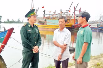 Bộ đội Biên phòng tỉnh Quảng Trị tuyên truyền về chống khai thác hải sản IUU cho ngư dân. (Ảnh HM)