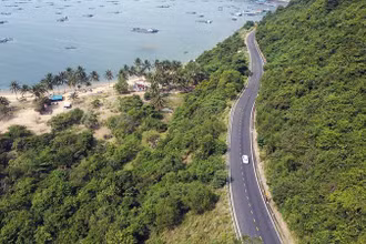 Một đoạn đường thuộc Quốc lộ 29 từ vịnh Vũng Rô, thị xã Đông Hòa nối với Khu kinh tế Nam Phú Yên đi Đắk Lắk.