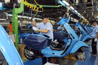 Công nhân Công ty TNHH Piaggio Việt Nam (Khu công nghiệp Bình Xuyên, tỉnh Vĩnh Phúc) sản xuất và lắp ráp xe máy. (Ảnh TRẦN KHÁNH)