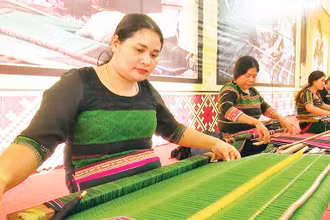 Nghệ nhân người M'Nông ở Đắk Nông góp phần bảo tồn, phát huy nghề dệt thổ cẩm của dân tộc mình.