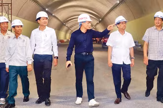 Chủ tịch Ủy ban nhân dân tỉnh Khánh Hòa Nguyễn Tấn Tuân (thứ hai từ phải sang) kiểm tra công tác chuẩn bị cho lễ khánh thành đường cao tốc Nha Trang-Cam Lâm.