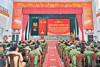 Quang cảnh buổi sinh hoạt chính trị.