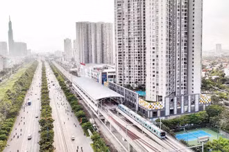 Ngày 26/4/2023, Ban Quản lý Đường sắt đô thị đã phối hợp cùng Công ty Hitachi tổ chức buổi chạy thử nghiệm đoàn tàu metro từ Ga Bến xe Suối Tiên đến Ga An Phú thuộc Tuyến metro số 1 (Bến Thành-Suối Tiên). Lộ trình dài khoảng 12,3km. (Ảnh: THẾ ANH)