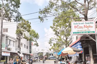 Tuyến đường Nguyễn Trung Trực đã không còn vỉa hè từ nhiều năm qua.