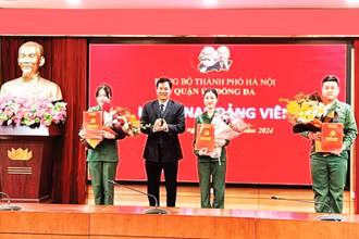 Thường trực Quận ủy Đống Đa chúc mừng ba tân binh được kết nạp Đảng.