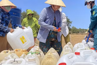 Vận chuyển nước ngọt hỗ trợ người dân huyện Cần Giuộc, Long An.