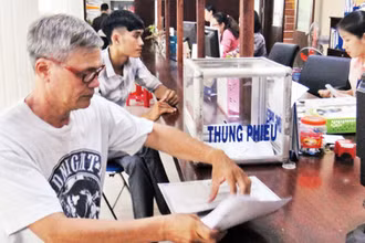 Người dân giải quyết thủ tục hành chính tại phường Tân Sơn Nhì, quận Tân Phú.