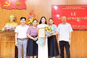 Đảng viên Cao Nữ Minh Trang cùng các thầy, cô giáo trong ngày em được kết nạp vào Đảng.