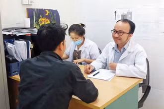 Tư vấn, xét nghiệm HIV tự nguyện tại Trung tâm Kiểm soát bệnh tật tỉnh Gia Lai. (Ảnh NHƯ NGUYỆT)