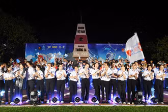 Sinh viên, cán bộ Hội tiêu biểu và cán bộ, chiến sĩ, người dân thị trấn Trường Sa (huyện Trường Sa, tỉnh Khánh Hòa) trong hành trình “Sinh viên với biển, đảo Tổ quốc” năm 2023. (Ảnh NAM TRẦN)