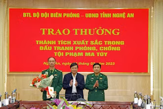 Lãnh đạo UBND tỉnh Nghệ An trao thưởng cho lãnh đạo Bộ đội Biên phòng tỉnh Nghệ An và Ban chuyên án lập thành tích xuất sắc trong đấu tranh phòng, chống tội phạm ma túy.